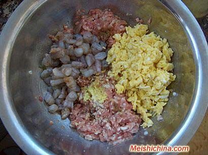 在肉餡裡放入鹽，花椒面，雞精調味。