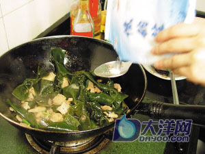 爽脆海帶結炒肉片的做法(圖解)-